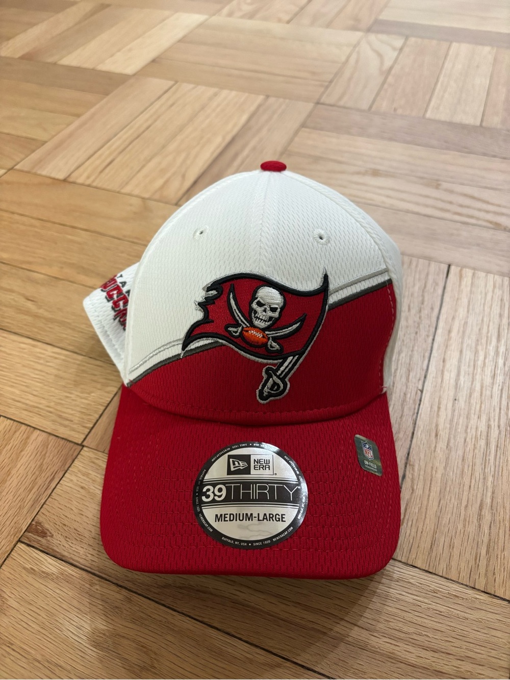 Tampa Bay Buccaneers Hat Adult M/L White Red New Era 39THIRTY 2023 Sideline Cap